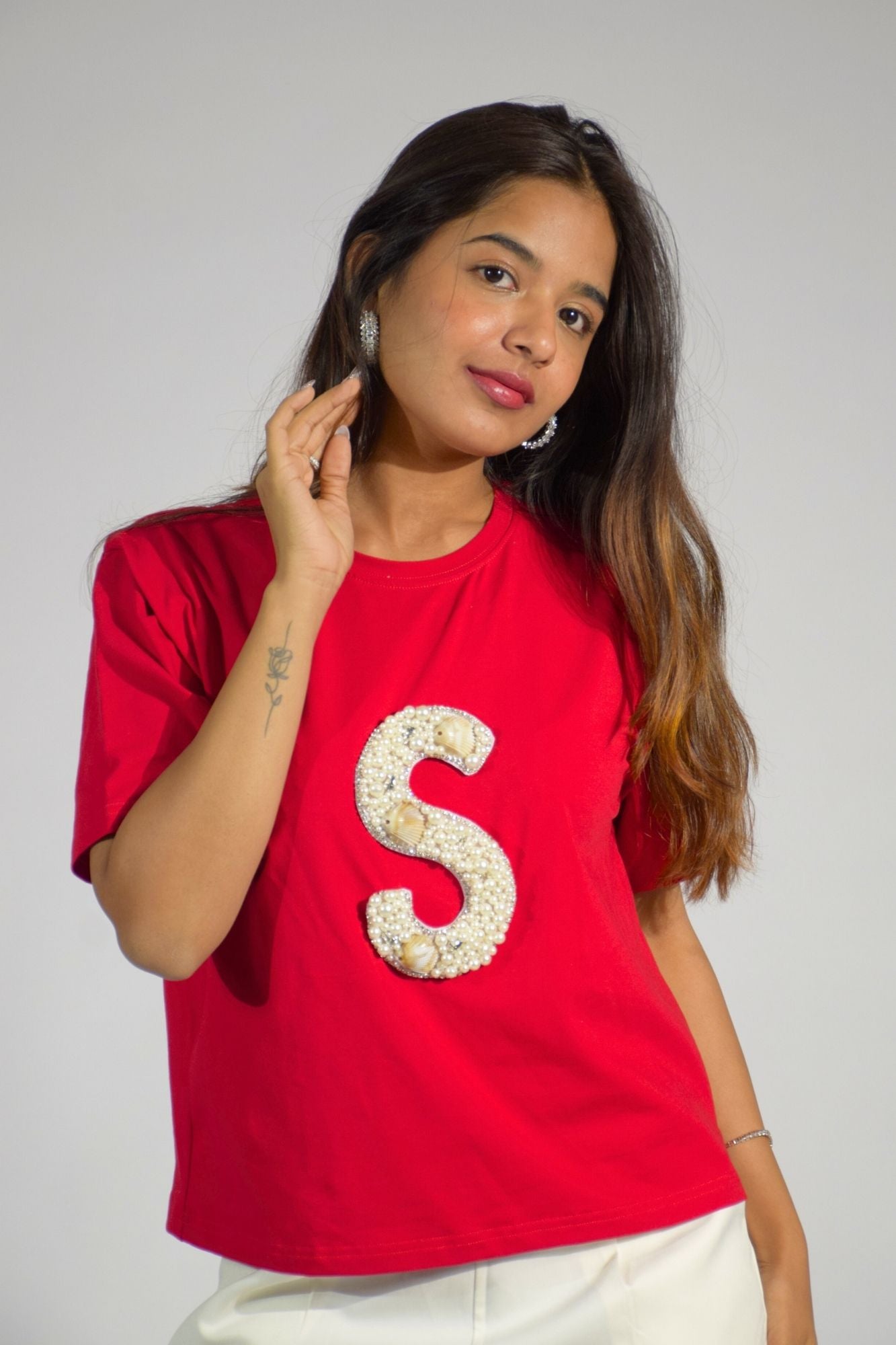 Personalized alphabet hand embroidered embellished cropped T-shirt red