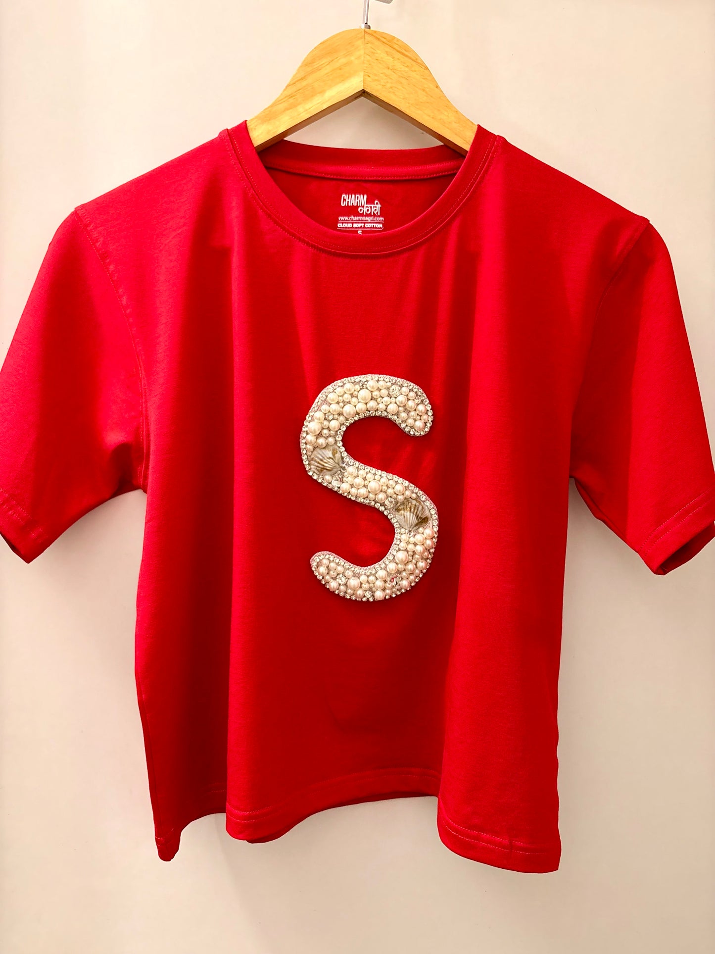 Personalized alphabet hand embroidered embellished cropped T-shirt red