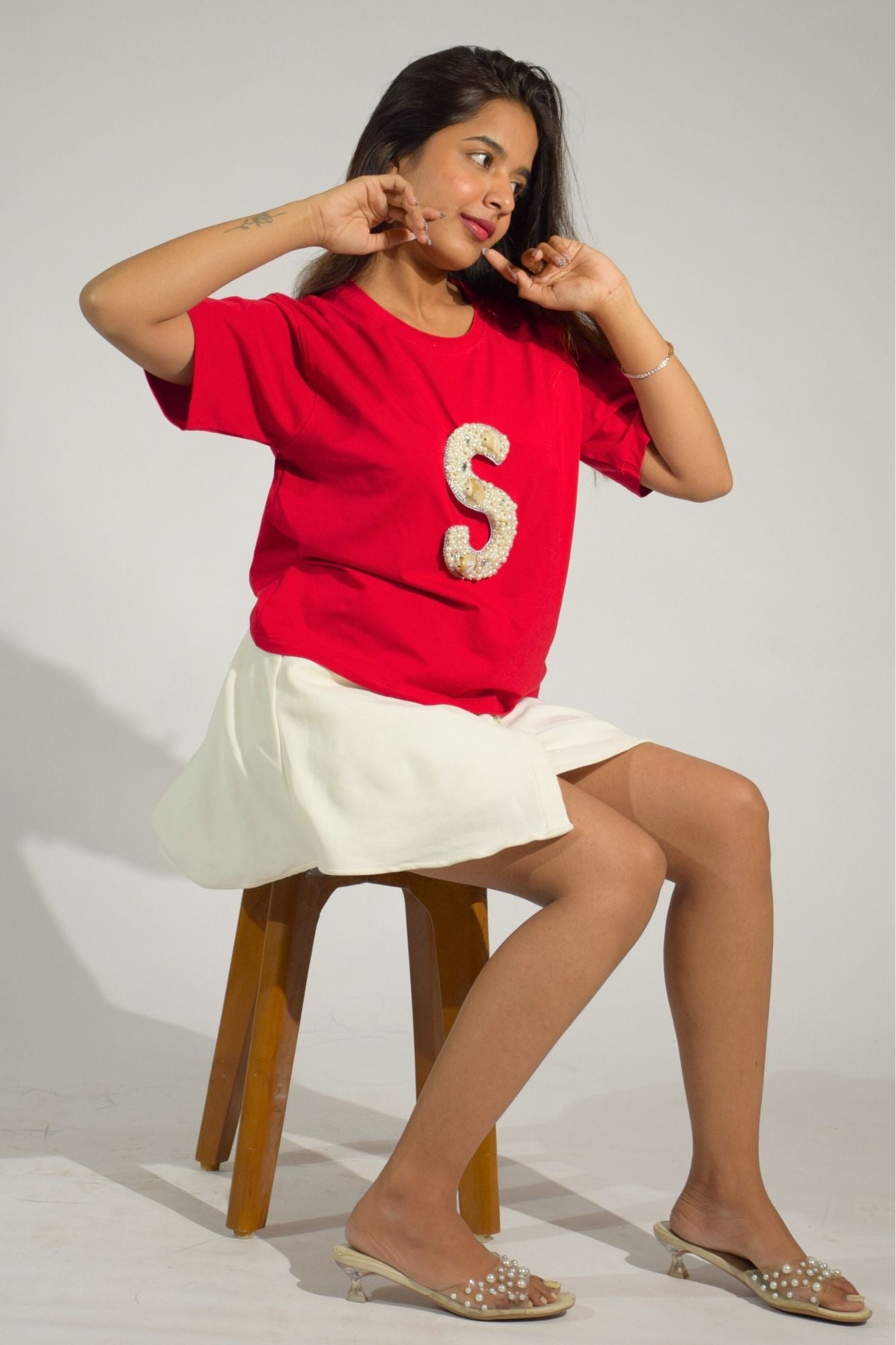 Personalized alphabet hand embroidered embellished cropped T-shirt red